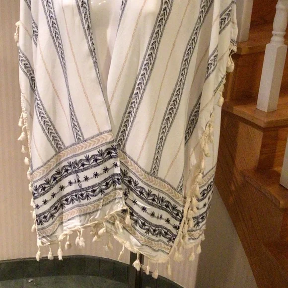 🛍3 for $30🛍Bluenotes Boho open with poncho with arm hole and tassel trim - Picture 3 of 3